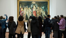 Folla attorno a un quadro in un museo
